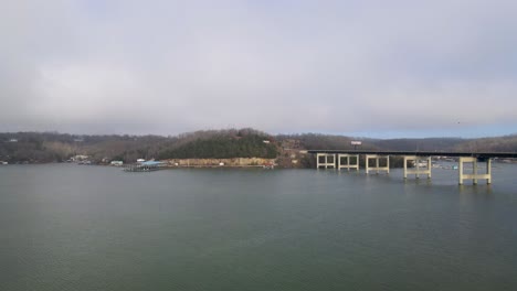 puente de peaje de la comunidad del lago de los ozarks que cruza hacia missouri, antena