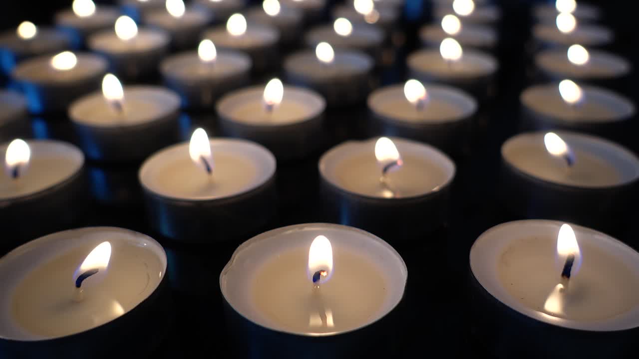 Candele su sfondo nero.