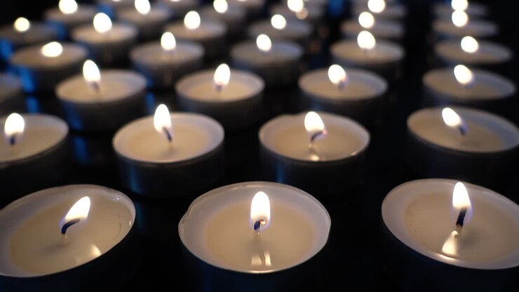 Candele su sfondo nero.