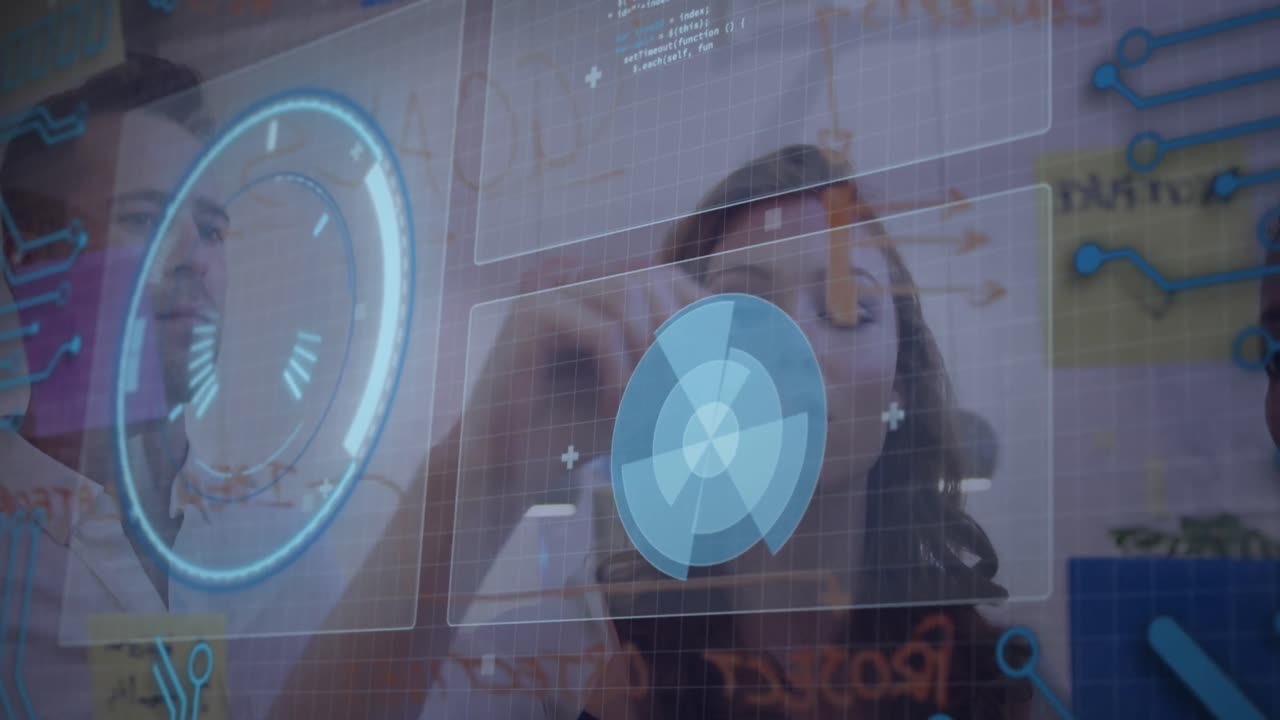 animación del procesamiento de datos sobre diversos colegas discutiendo sobre paneles de vidrio en la oficina