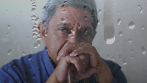 animación de gotas de agua sobre un hombre biracial mayor apoyado en un bastón para caminar