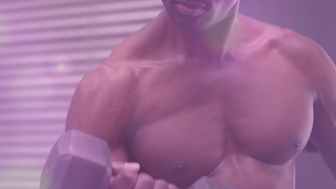 animación de manchas brillantes sobre un hombre fuerte haciendo ejercicio en el gimnasio