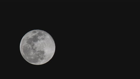 La-Luna-Ilumina-El-Cielo-Nocturno