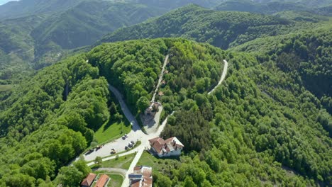 Toma-Aérea-De-Arriba-Hacia-Abajo-Del-área-De-Estacionamiento-Y-Camino-A-Krastova-Gora-En-Las-Montañas-Ródope-En-Verano