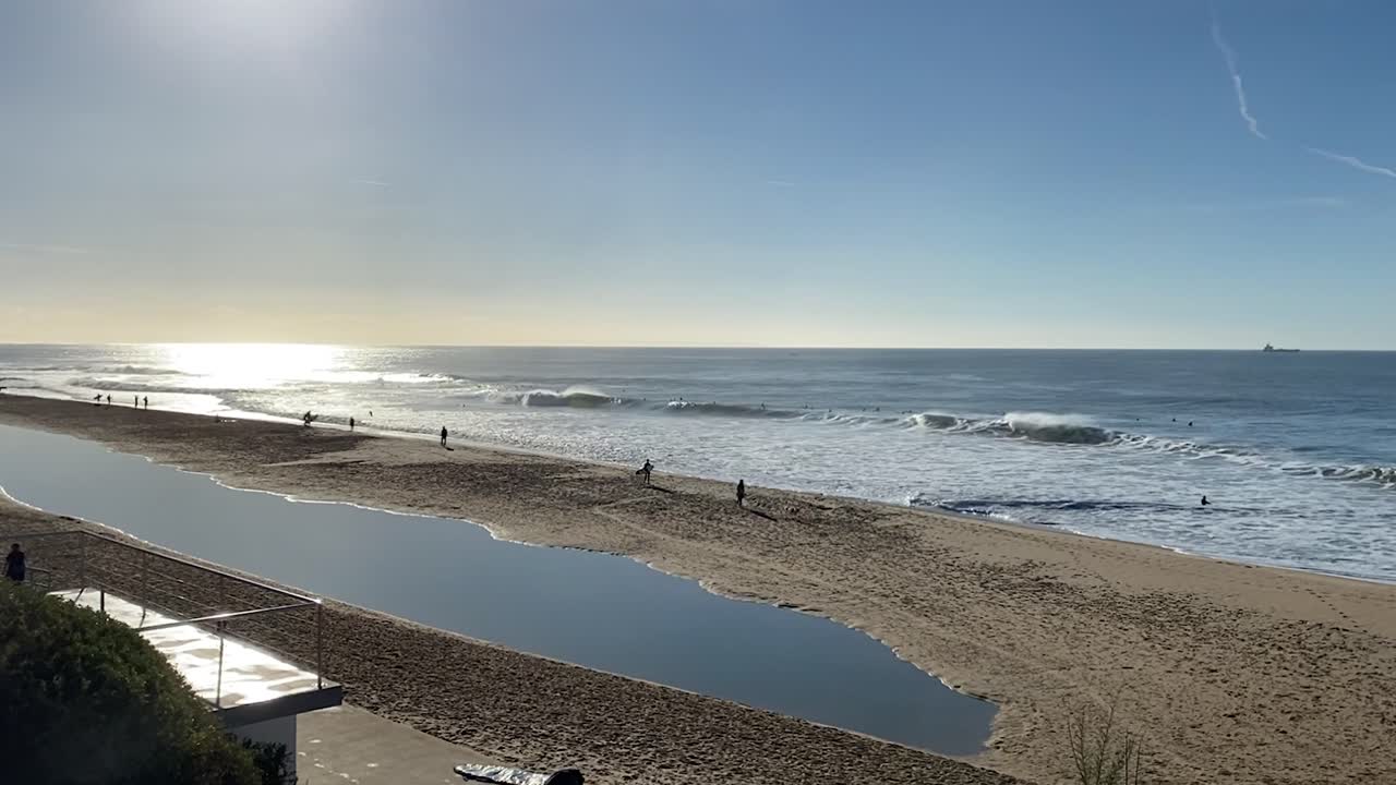 일출 동안 포르투갈 해변에서 롤링 웨이브 드론 영상