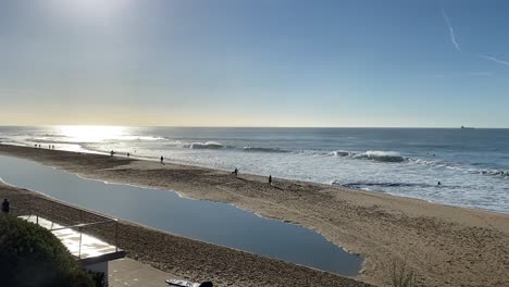 Rollende-Wellen-Drohnenaufnahmen-An-Einem-Portugiesischen-Strand-Bei-Sonnenaufgang