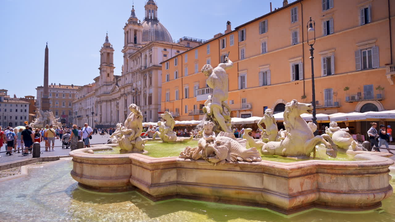 Roma, Italia - 16 agosto 2024: la Fontana del Nettuno in Piazza Navona