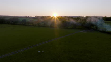 puesta de sol sobre el paisaje rural