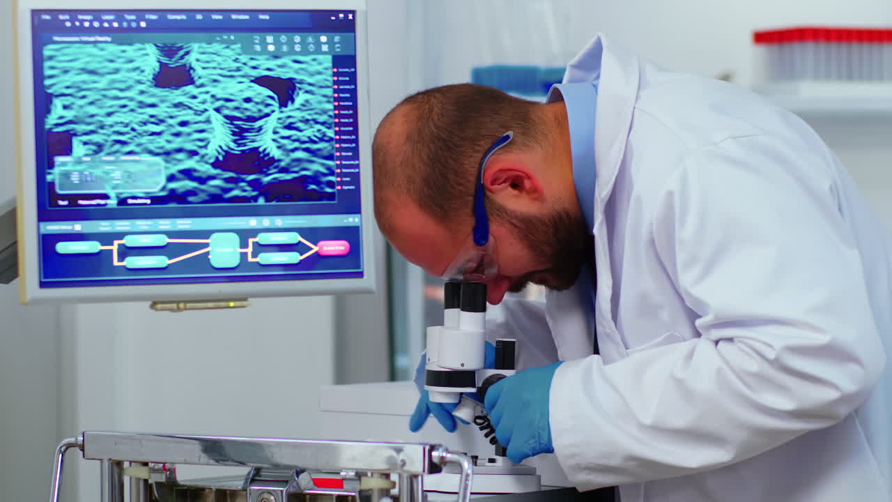 Scienziato che si occupa di tecnologia biologica utilizza un microscopio per fare ricerca