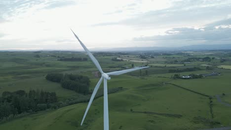 Kopiere-Den-Himmel-Hinter-Einer-Sich-Drehenden-Windturbine-Auf-Der-Schottischen-Heidelandschaft