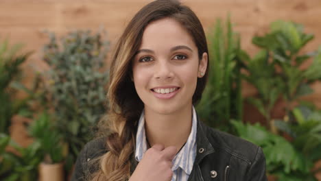 Joven-Linda-Chica-Hispana-Retrato-De-Una-Hermosa-Mujer-Elegante-Que-Parece-Feliz-Y-Juguetona-Ante-La-Cámara