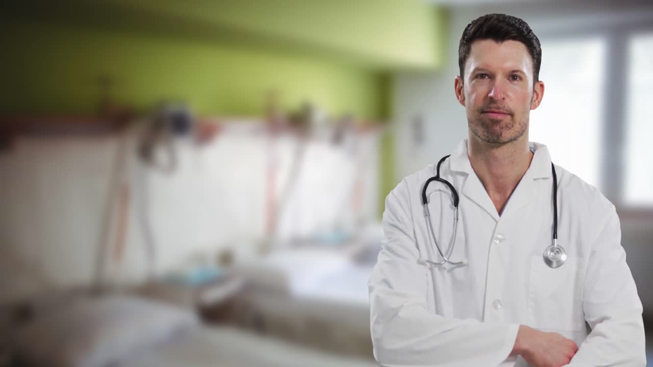 Porträt eines kaukasischen männlichen Arztes, der vor einem Krankenhaus im Hintergrund lächelt
