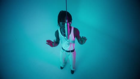 hombre actuando con micrófono en la iluminación de neón