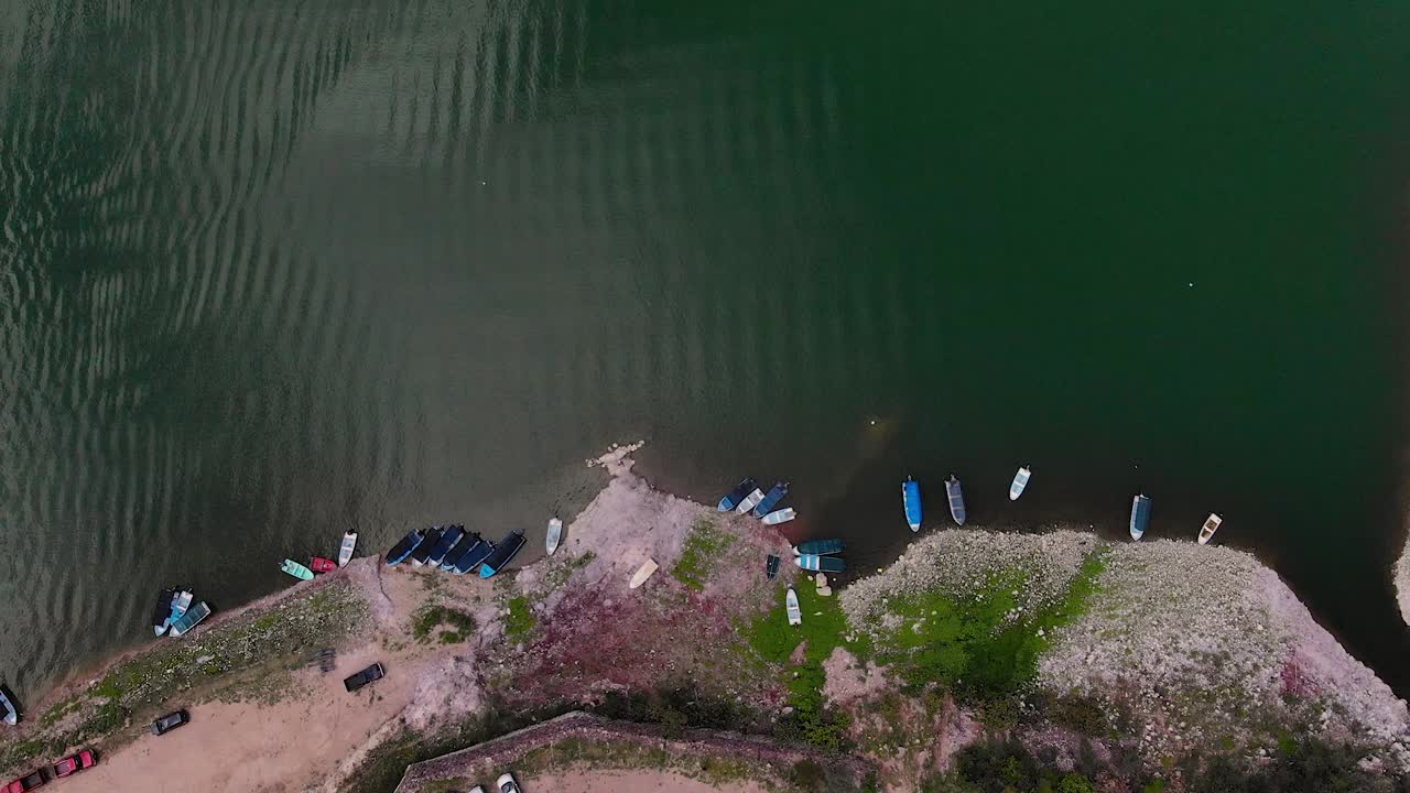 vista aérea de arriba hacia abajo de la costa con barcos en méxico