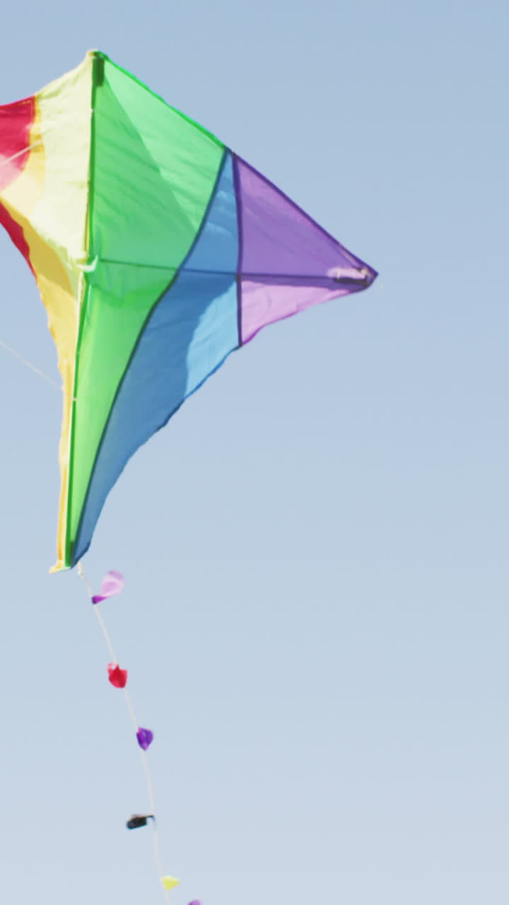 video de una cometa multicolor volando alto con el viento