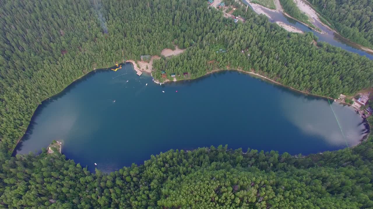 воздушная фотография. небесный пейзаж пейзажа с горным озером в сибири возле озера байкал. теплое озеро реки снежная. vydrino