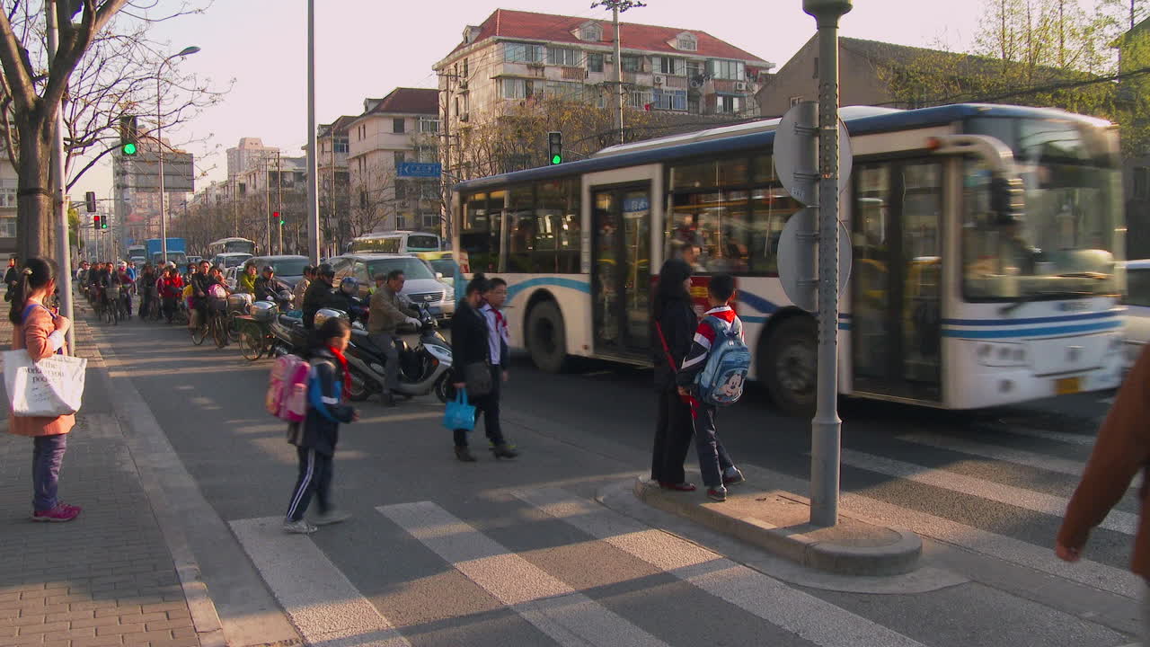 교통은 바쁜 중국 거리를 통과합니다.