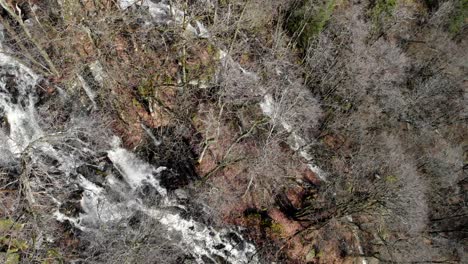 Umwerfender-Blick-Von-Oben-Auf-Den-Ramhultafallet-Wasserfall-Umgeben-Von-Kahlen-Bäumen-Im-Spätwinter-In-Der-Nähe-Von-Göteborg-In-Schweden