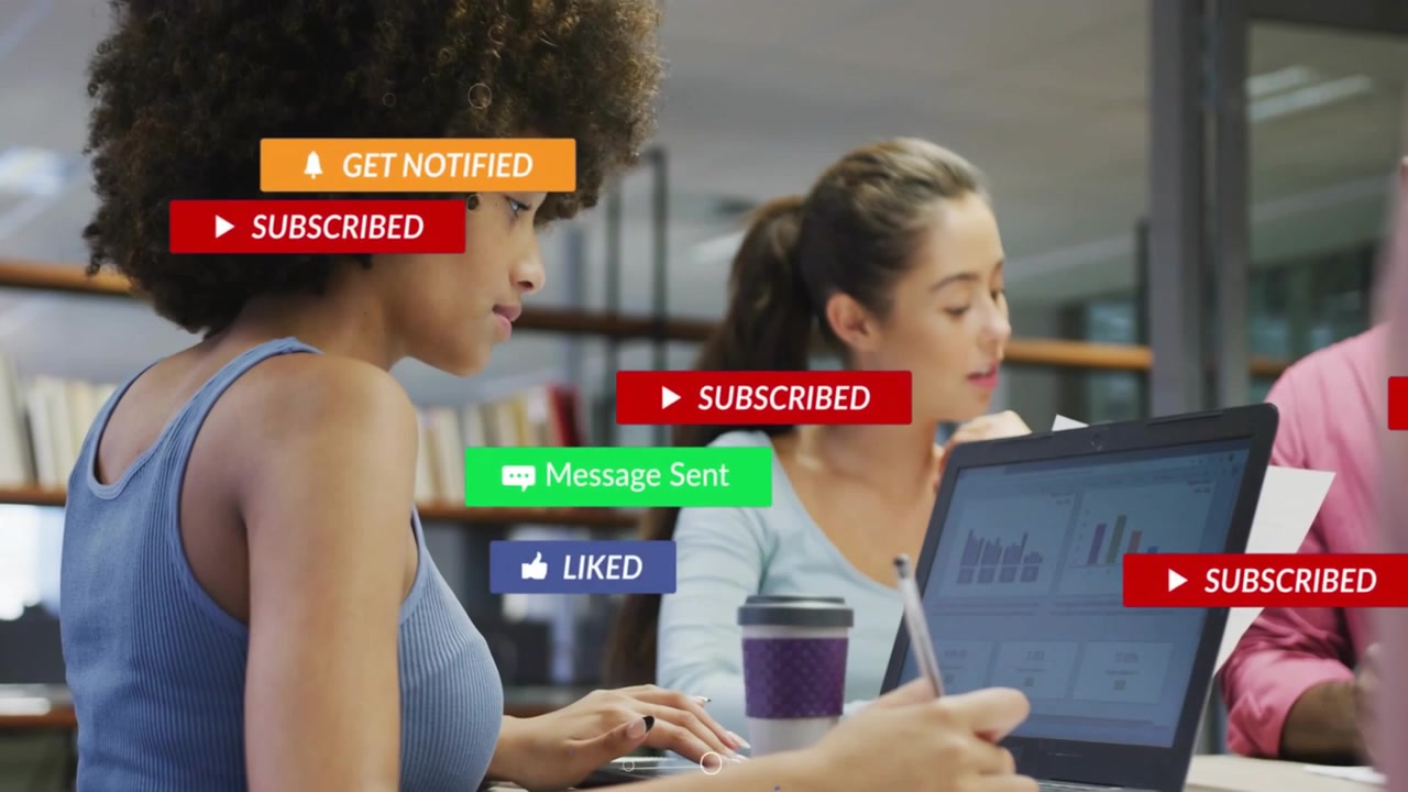Donna che digita, con il laptop che mostra sovrapposizioni di social media che sfumano su grafici, un team che lavora e un senior che si unisce.