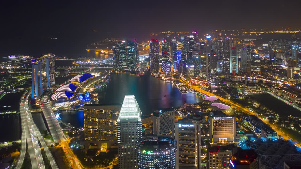 iluminación nocturna paisaje de la ciudad de singapur tráfico del centro de la ciudad carreteras volante panorama aéreo 4k timelapse