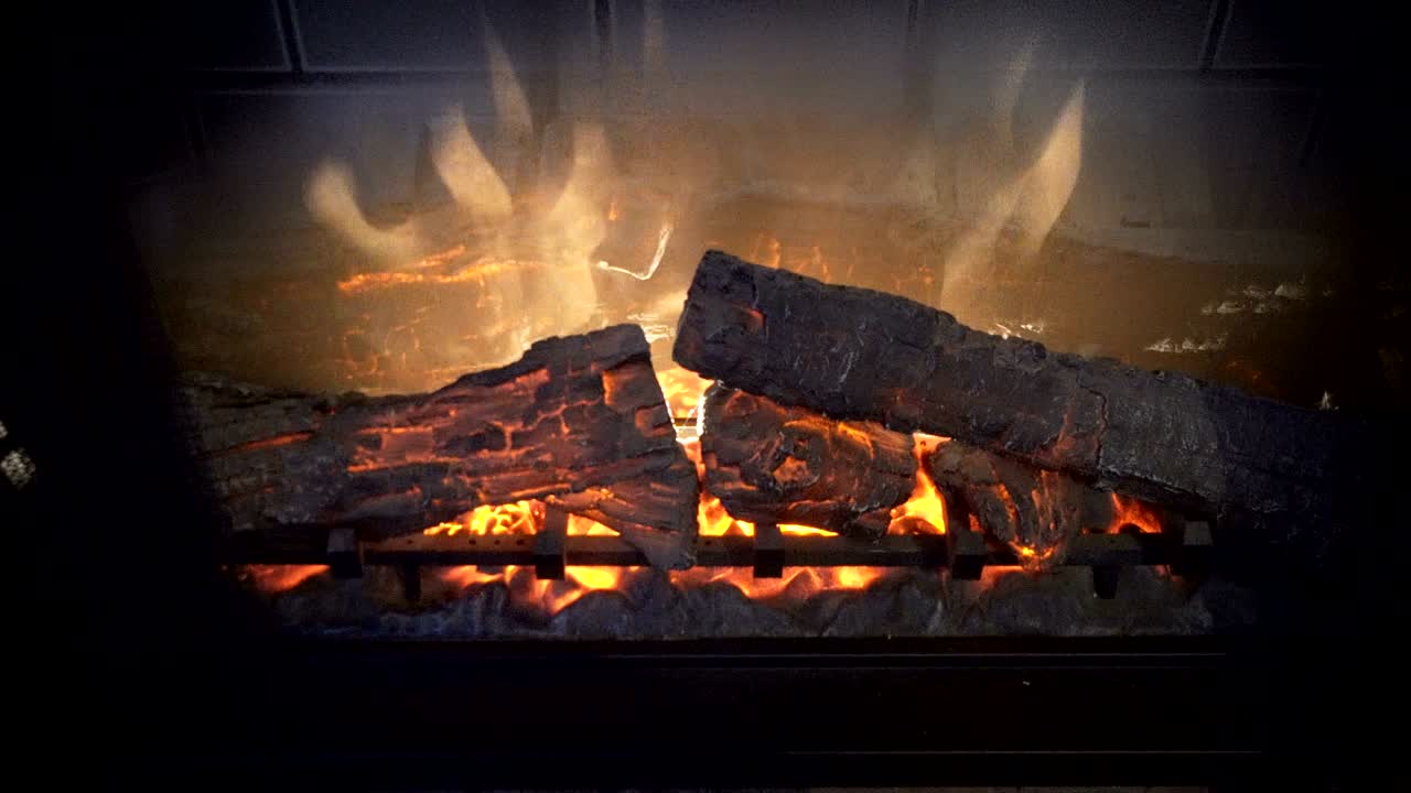 불타는 벽난로. 벽난로는 가구의 조각으로, 루프