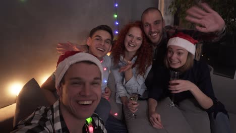 Best-Friends-Girls-And-Boys-Together-Having-Fun,-Holding-Glasses-With-Champagne