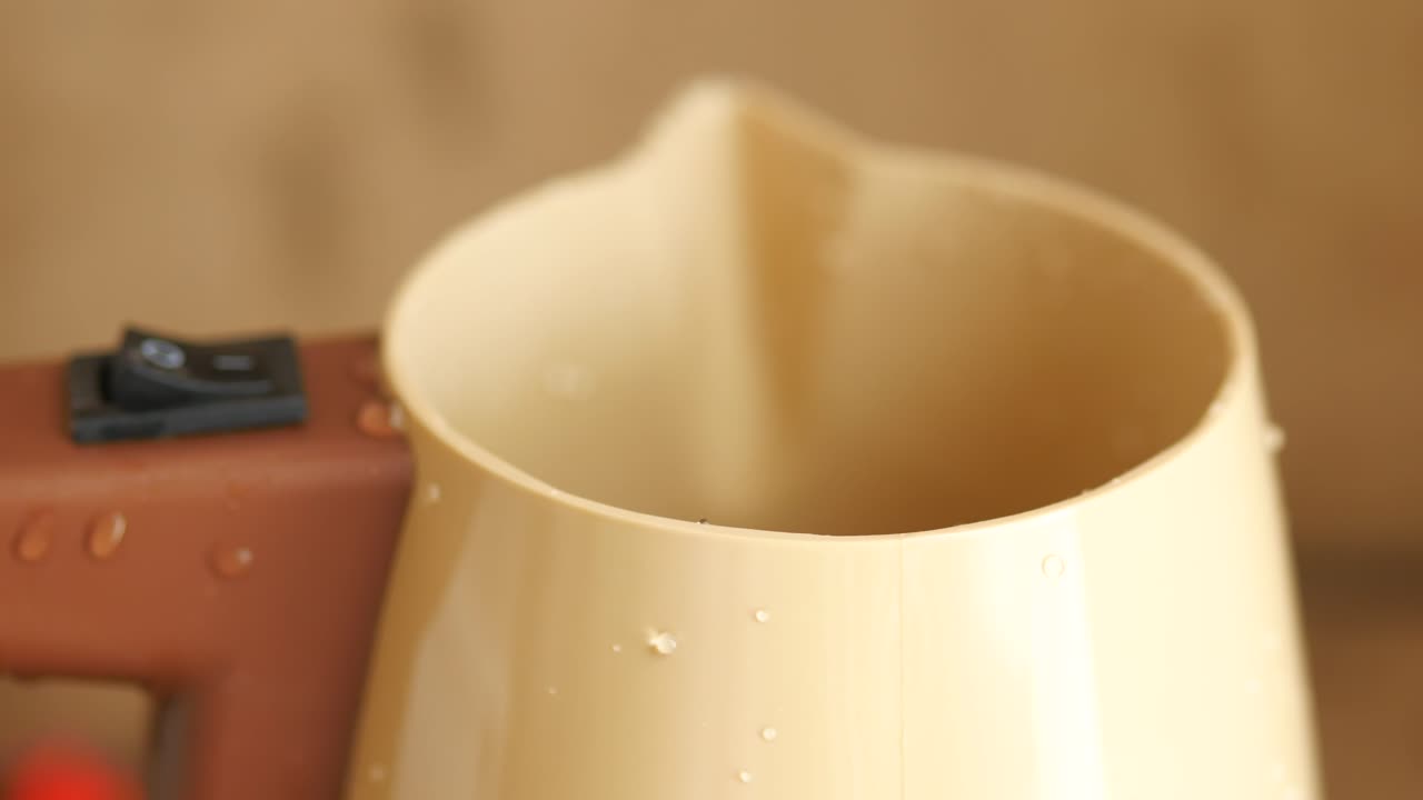 물을 이는 전기 케이틀