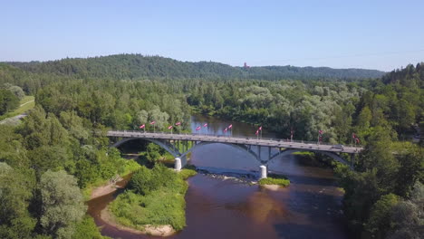 increíble toma aérea de un puente y un río en el campo rural de letonia