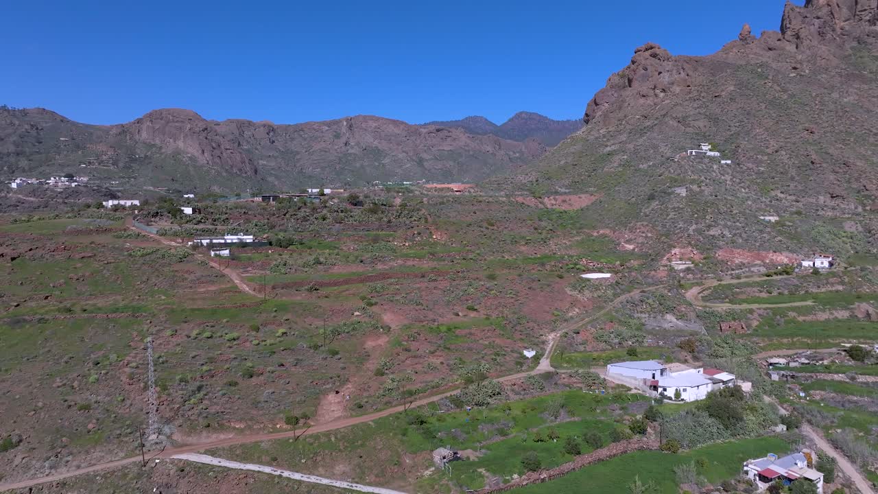 Paesaggio vulcanico nelle Isole Canarie con montagne scoscese e cieli sereni.