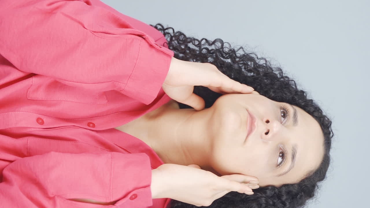 video vertical de una mujer joven con dolor de cabeza.