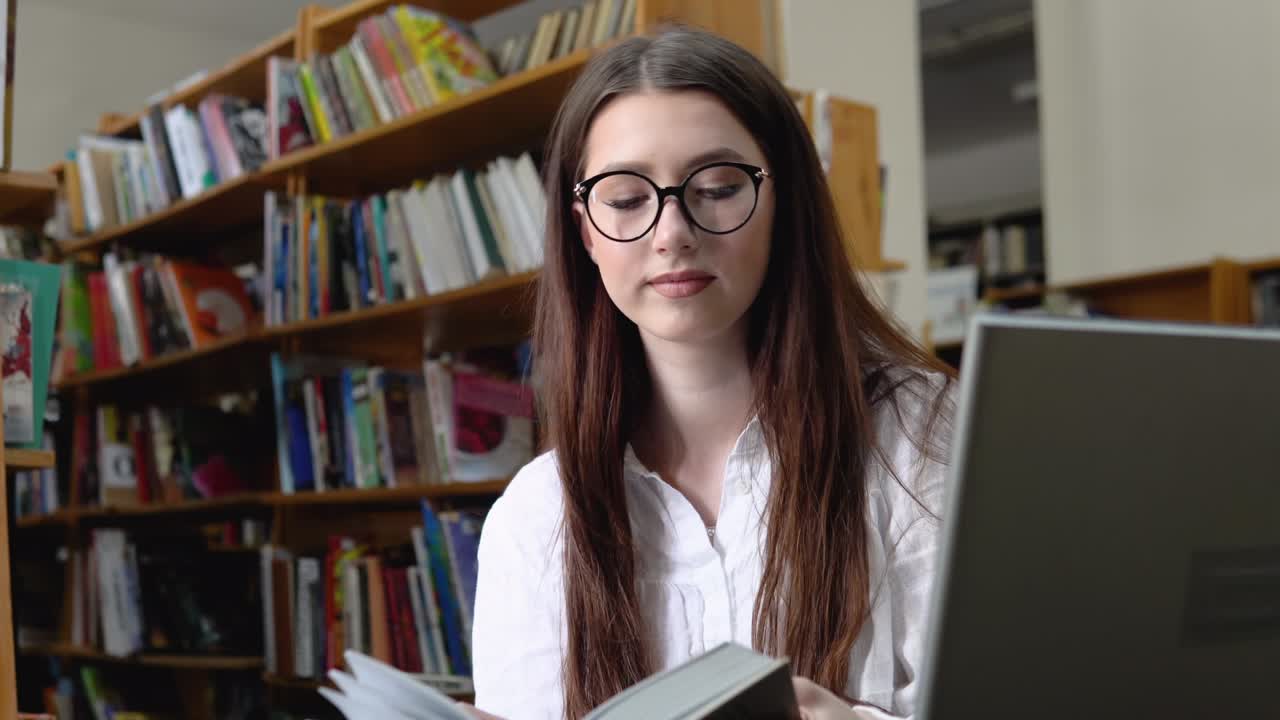 joven adolescente estudiante universitaria que usa una computadora portátil escribiendo en una computadora pc trabajando estudiando en un dispositivo tecnológico en el aula sentada en el escritorio. educación en línea, concepto de aprendizaje electrónico