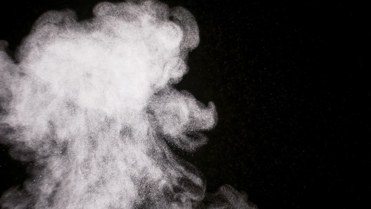 검은 바탕에 분리 된 파우더