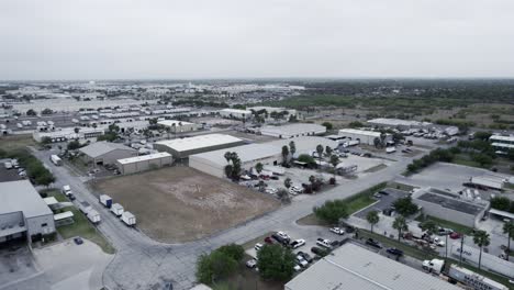 día nublado en el mercado de la terminal de productos de mcallen y otro almacén cerca en el sur de mcallen clouse por el puente internacional de hidalgo