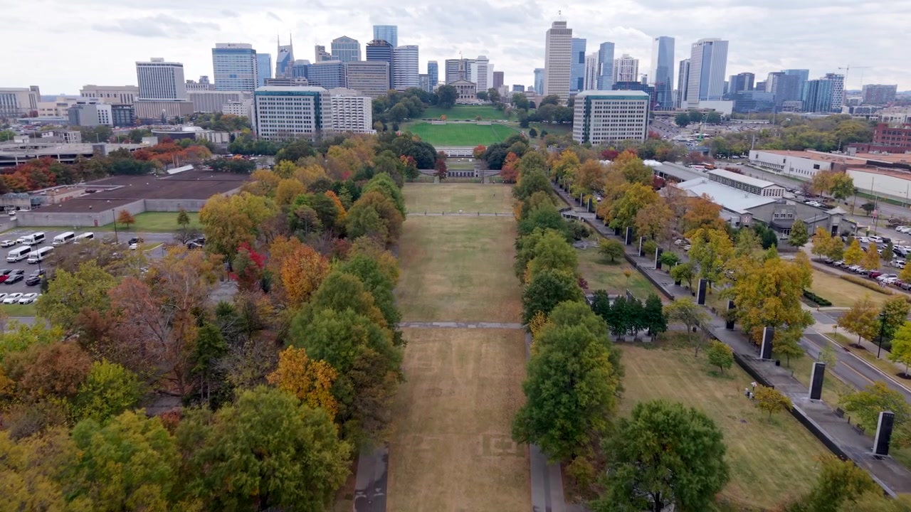 Parque Estatal Bicentennial Capitol Mall durante un otoño colorido con el Edificio del Capitolio Estatal y el horizonte de la ciudad de Nashville, Tennessee, como telón de fondo, sobrevuelo aéreo.