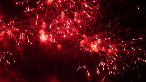 feria de fuegos artificiales extravagante. celebración nocturna en pattaya