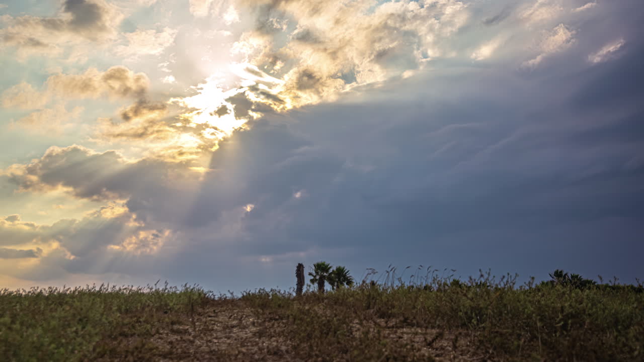 el lapso de tiempo de los rayos solares y las nubes en un paisaje árido