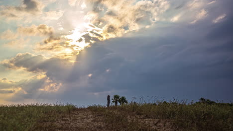 Zeitraffer-Von-Sonnenstrahlen-Und-Wolken-In-Trockener-Landschaft