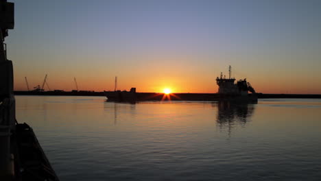 Hermosa-Puesta-De-Sol-En-La-Costa-Con-Barcaza-De-Tolva-Dividida-Recortada-En-El-Cielo