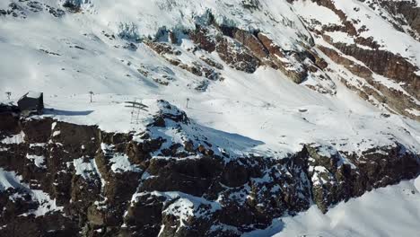 Telesilla-En-Una-Gran-Roca-En-Los-Alpes-Suizos,-Tarifa-Saas