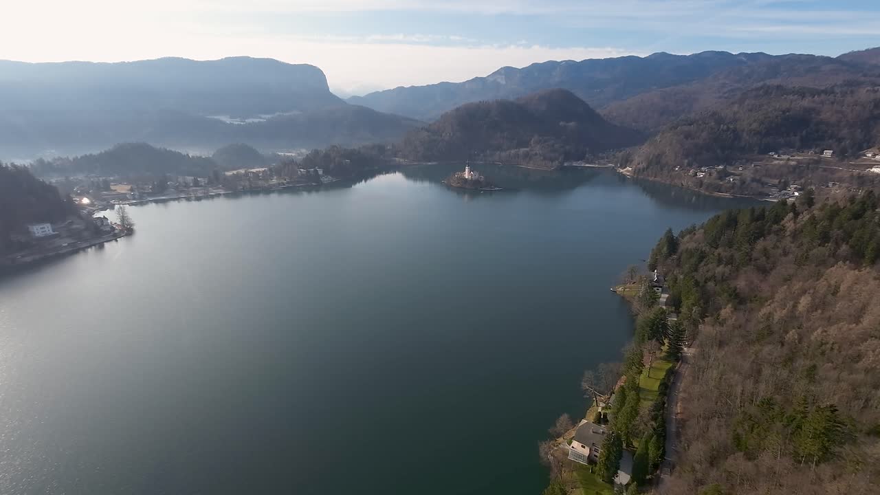 Ripresa aerea grandangolare della Chiesa di Bled sul lago di Bled in Slovenia durante il giorno
