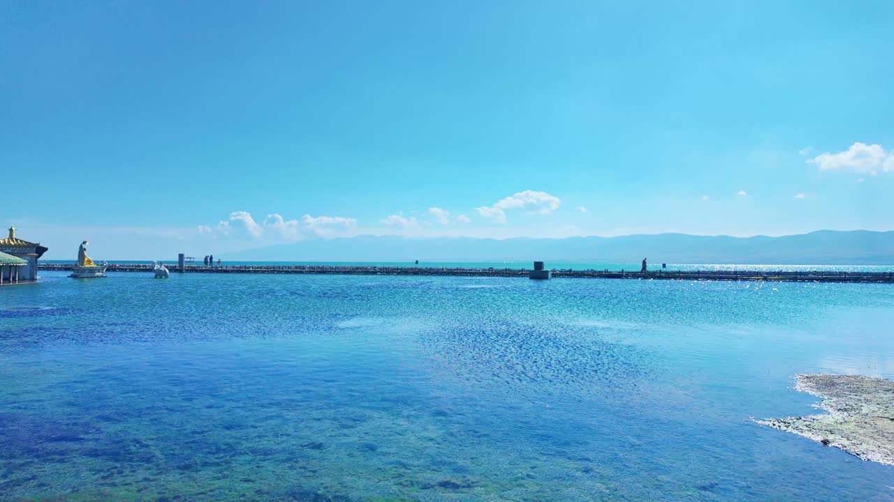 中国青海省の青海湖は最大の塩水湖です。パン撮影。