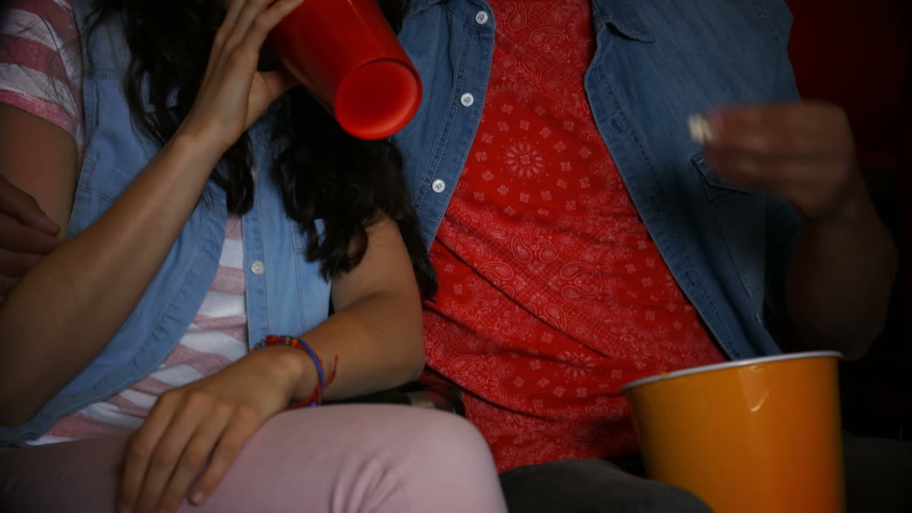 pareja viendo una película en 3d en el cine