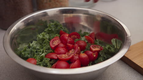 Poner-Tomates-En-Una-Ensaladera-Ensalada-Vegetariana-Cocinar