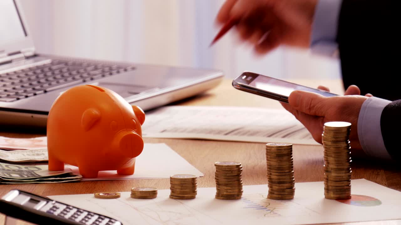 banca en línea. un hombre de negocios exitoso usando una aplicación de teléfono inteligente