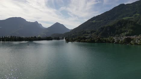Malerische-Berglandschaft-In-Der-Schweiz,-Grüne-Hügel-Und-Kiefernwälder,-Das-Konzept-Der-Natur,-Natürliches-Leben-Und-Wassersport-Im-Sommer