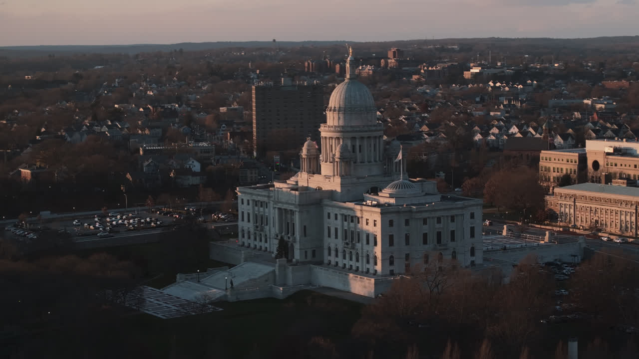 Campo lungo del Campidoglio dello Stato del Rhode Island. Inquadratura realizzata durante un tramonto autunnale