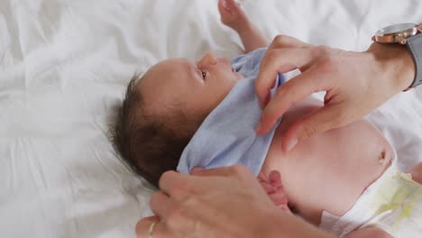 Video-Der-Hände-Einer-Kaukasischen-Mutter,-Die-Sich-Um-Ihr-Neugeborenes-Baby-Kümmert