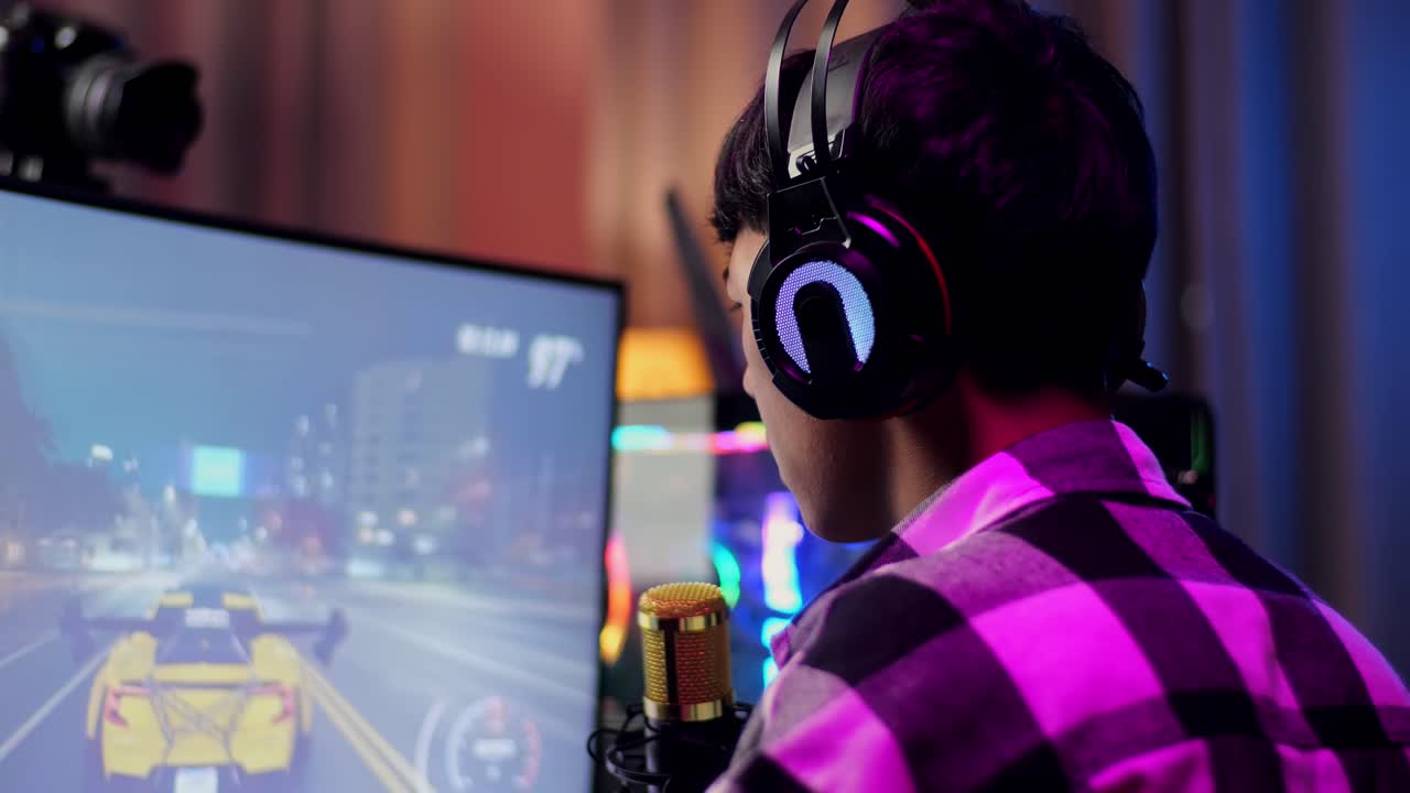 vista de cerca de atrás del niño asiático streamer sintiéndose decepcionado falla en el juego de carreras de coches en la computadora personal. videojuego de transmisión en vivo, escritorio iluminado por luz de tira de led rgb