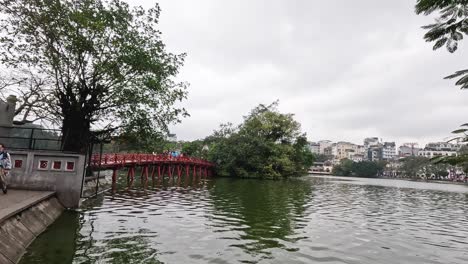 vista panorámica del puente huc en hanoi