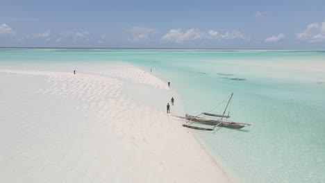 vista aérea de pescadores locales y hombres africanos en una hermosa playa de arena